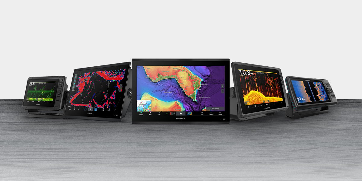 5 chartplotters lined up each showing a different display screen.